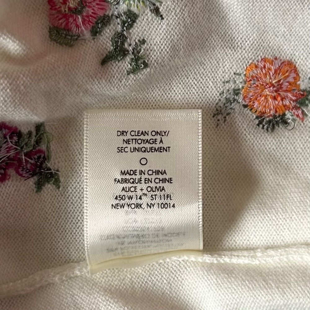 Alice+ Olivia Risa Embroidery Puff Sleeve Sweater Top Small - Picture 12 of 12
